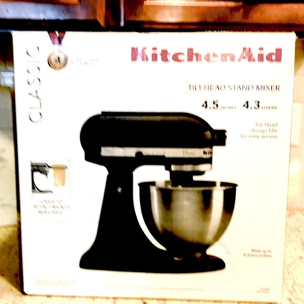KITCHEN AID “CLASSIC” 4.5 Quart  4.3 Liters Tilt-Head Stand Mixer